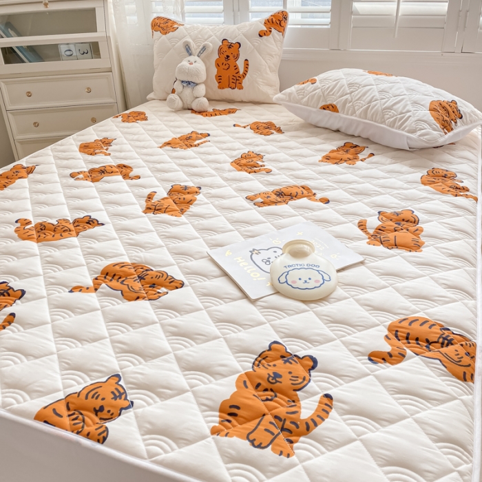 91家纺网 家纺一手货源 找家纺 鑫钰 2023新款全棉抗菌小老虎印花床笠 金桔虎