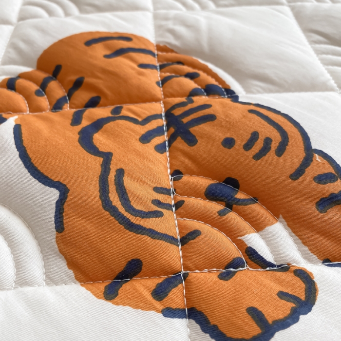 91家纺网 家纺一手货源 找家纺 鑫钰 2023新款全棉抗菌小老虎印花床笠 金桔虎