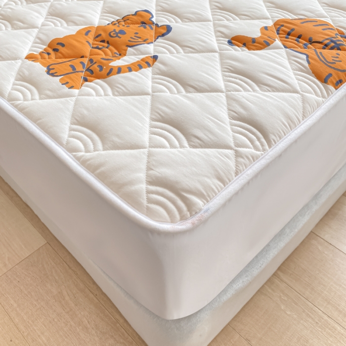 91家纺网 家纺一手货源 找家纺 鑫钰 2023新款全棉抗菌小老虎印花床笠 金桔虎