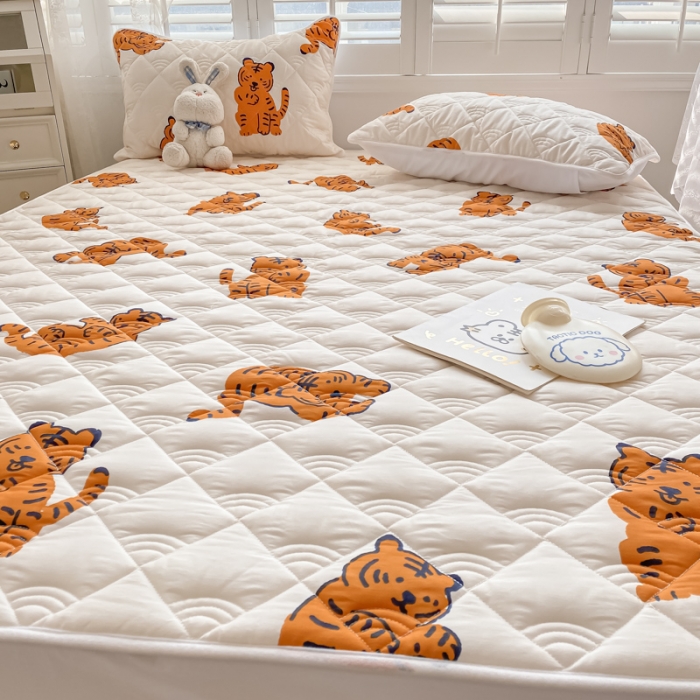 91家纺网 家纺一手货源 找家纺 鑫钰 2023新款全棉抗菌小老虎印花床笠 金桔虎