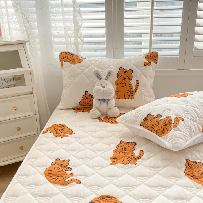 91家纺网 家纺一手货源 找家纺 鑫钰 2023新款全棉抗菌小老虎印花床笠 金桔虎