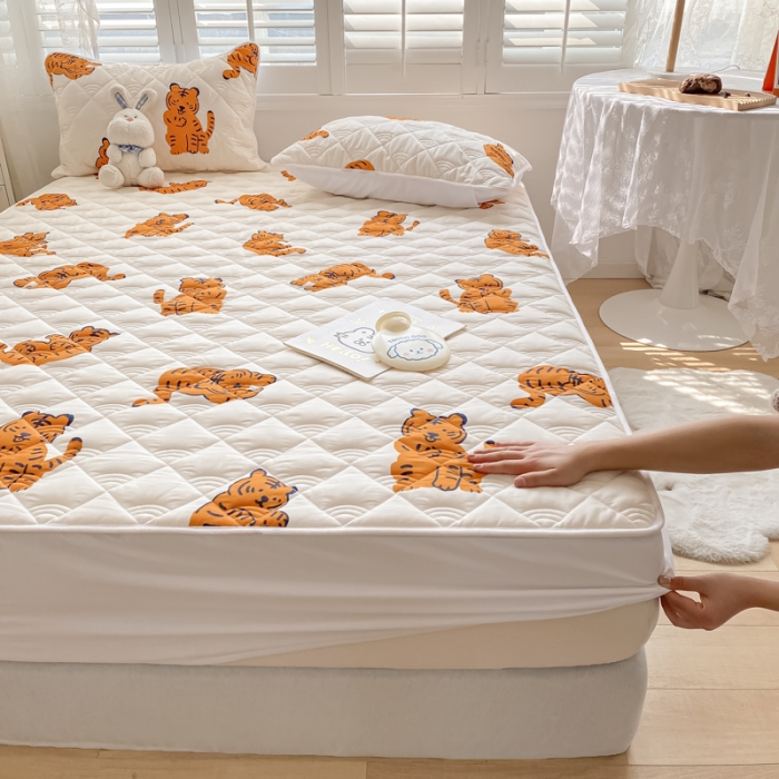 91家纺网 家纺一手货源 找家纺 鑫钰 2023新款全棉抗菌小老虎印花床笠 金桔虎