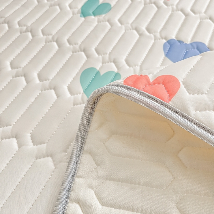 91家纺网 家纺一手货源 找家纺 佰亿莱 2024新款大版乳胶软凉席三件套 彩色爱心