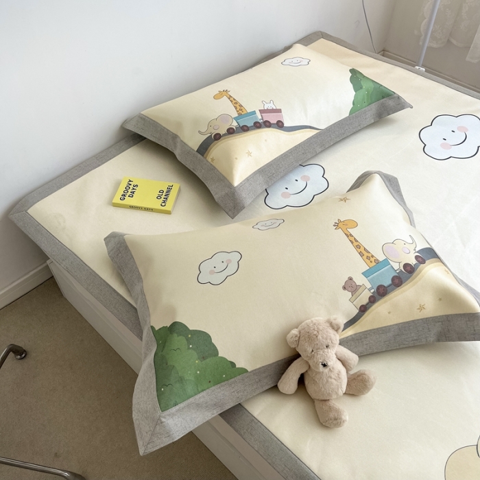 91家纺网 家纺一手货源 找家纺 本希 2022新款水洗数码印花卡通简约冰丝席床席款 快乐小火车