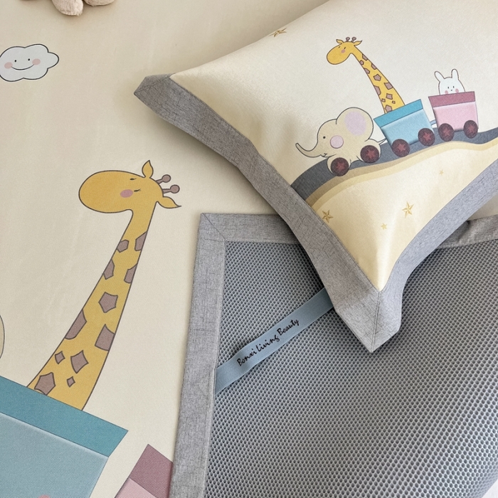 91家纺网 家纺一手货源 找家纺 本希 2022新款水洗数码印花卡通简约冰丝席床席款 快乐小火车