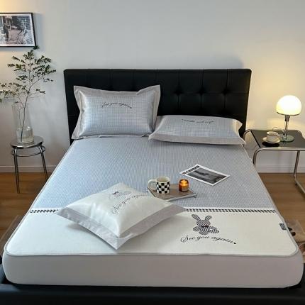 91家纺网 家纺一手货源 找家纺 本希 2022花漾轻奢绣花床笠款凉席千鸟格索菲兔-克莱因蓝