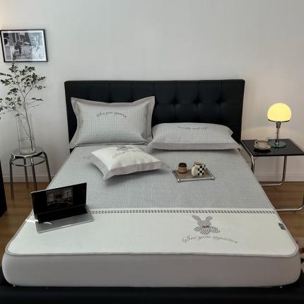 91家纺网 家纺一手货源 找家纺 本希 2022新款花漾轻奢绣花系列床笠款凉席 千鸟格索菲兔-绅士灰