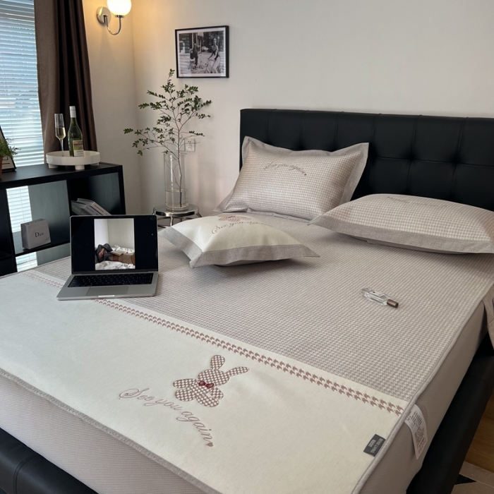 91家纺网 家纺一手货源 找家纺 本希 2022新款花漾轻奢绣花系列床笠款凉席 千鸟格索菲兔-肉桂粉