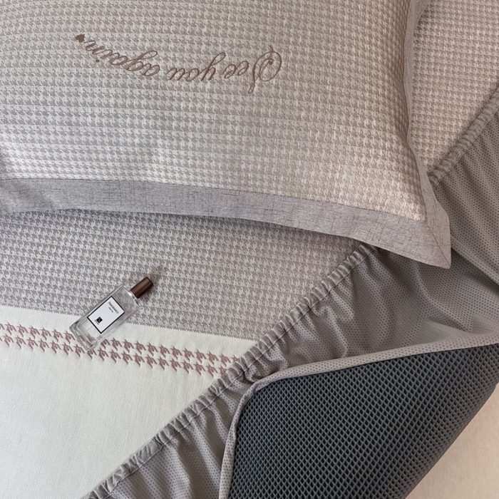 91家纺网 家纺一手货源 找家纺 本希 2022新款花漾轻奢绣花系列床笠款凉席 千鸟格索菲兔-肉桂粉