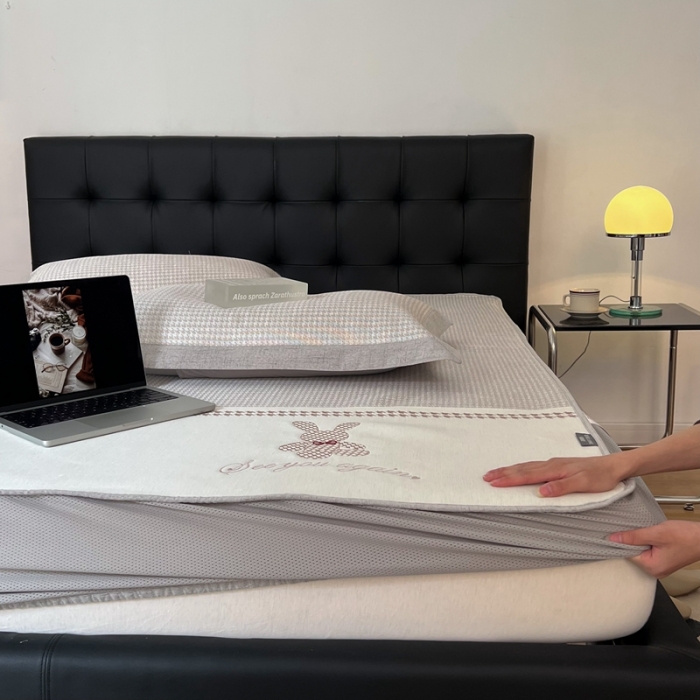 91家纺网 家纺一手货源 找家纺 本希 2022新款花漾轻奢绣花系列床笠款凉席 千鸟格索菲兔-肉桂粉