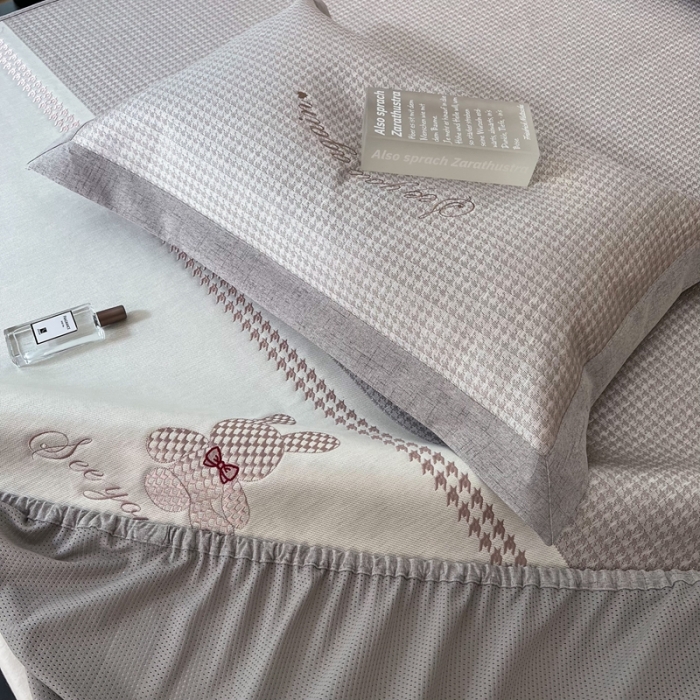 91家纺网 家纺一手货源 找家纺 本希 2022新款花漾轻奢绣花系列床笠款凉席 千鸟格索菲兔-肉桂粉