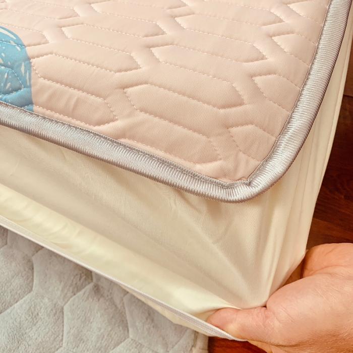 91家纺网 家纺一手货源 找家纺 小虾米 2022新款可定制凉感丝0.4乳胶凉席床笠三件套 小恐龙粉