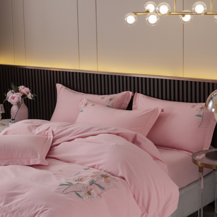 91家纺网 家纺一手货源 找家纺 优姿家纺2022新款100S长绒棉宽边绣花四件套蝶恋花-粉色