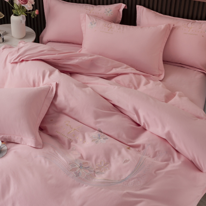 91家纺网 家纺一手货源 找家纺 优姿 2022新款100S长绒棉宽边绣花四件套似锦年华-粉色