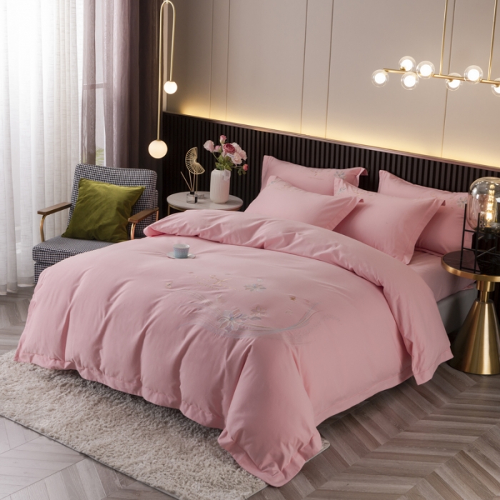 91家纺网 家纺一手货源 找家纺 优姿 2022新款100S长绒棉宽边绣花四件套似锦年华-粉色