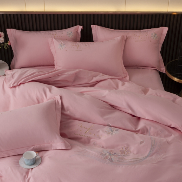91家纺网 家纺一手货源 找家纺 优姿 2022新款100S长绒棉宽边绣花四件套似锦年华-粉色