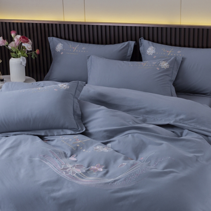 91家纺网 家纺一手货源 找家纺 优姿 2022新款100S长绒棉宽边绣花四件套似锦年华-蓝灰