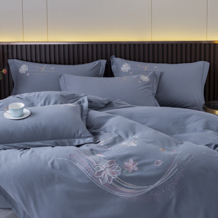 91家纺网 家纺一手货源 找家纺 优姿 2022新款100S长绒棉宽边绣花四件套似锦年华-蓝灰
