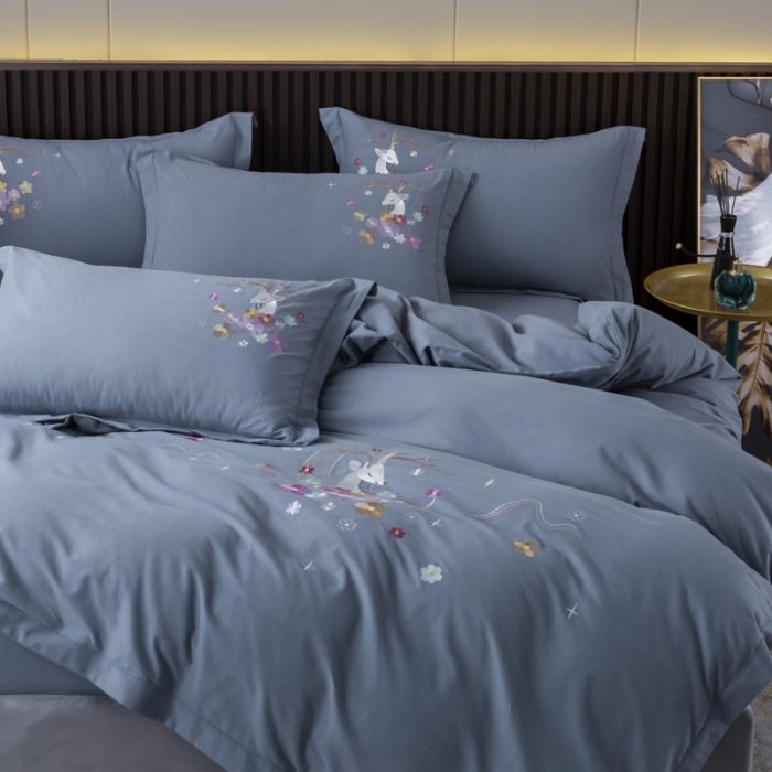 91家纺网 家纺一手货源 找家纺 优姿2022新款100S长绒棉宽边绣花四件套 一路有你-蓝灰