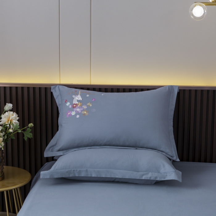 91家纺网 家纺一手货源 找家纺 优姿2022新款100S长绒棉宽边绣花四件套 一路有你-蓝灰