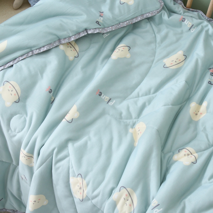 91家纺网 家纺一手货源 找家纺 喜多兔 2022新款针织棉幼儿园夏凉空调被 圆脸熊闹闹同学