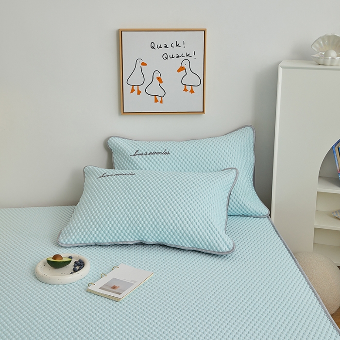 91家纺网 家纺一手货源 找家纺 金丝鸟 2022新款凉感豆豆A类按摩凉席三件套 浅粉蓝