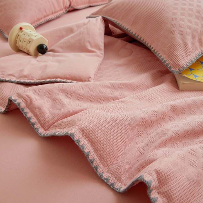 91家纺网 家纺一手货源 找家纺 金丝鸟2023新款A类全棉华夫格水洗棉大豆夏被四件套拉夫格粉