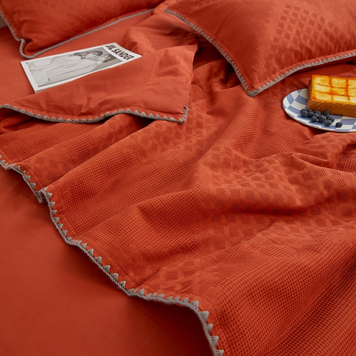 91家纺网 家纺一手货源 找家纺 金丝鸟2023新款A类全棉华夫格水洗棉大豆夏被四件套拉夫格红