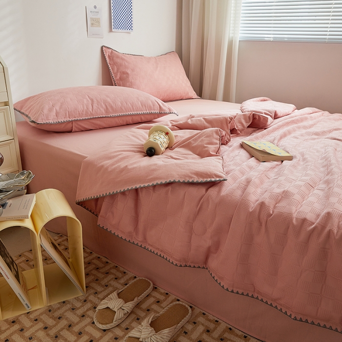 91家纺网 家纺一手货源 找家纺 金丝鸟 2023新款A类全棉华夫格水洗棉大豆夏被四件套 苏珊格-粉