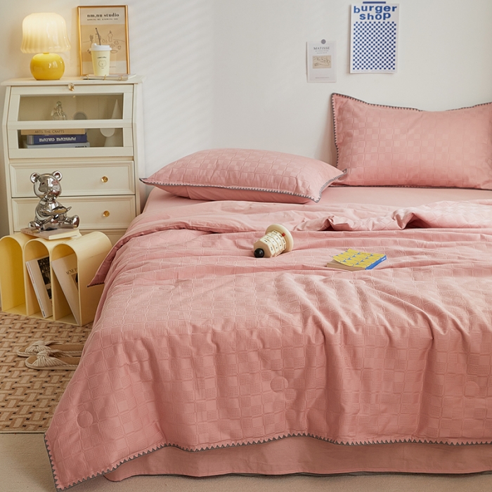 91家纺网 家纺一手货源 找家纺 金丝鸟 2023新款A类全棉华夫格水洗棉大豆夏被四件套 苏珊格-粉