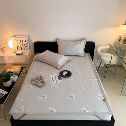 91家纺网 家纺一手货源 找家纺 本希 2022新款高端床席款水洗冰丝席-简约款 小熊-绅士灰床席款