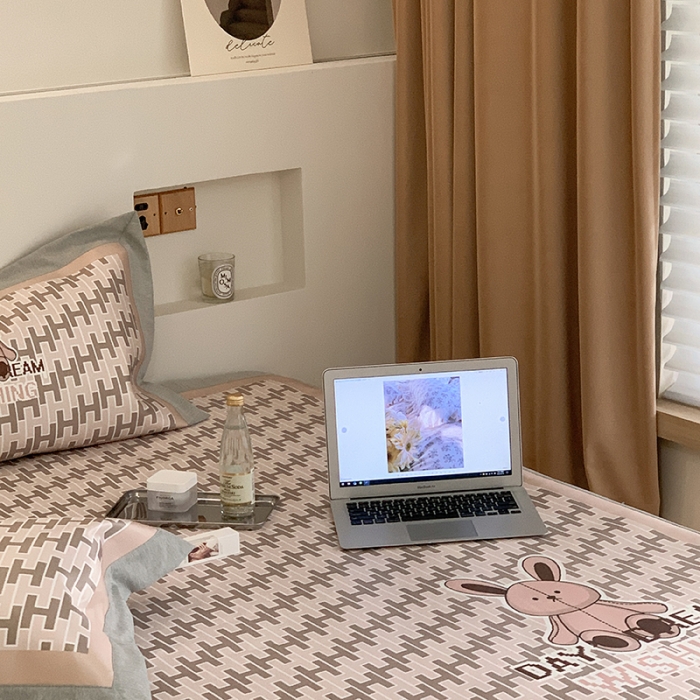 91家纺网 家纺一手货源 找家纺 昔可 2022新款高端大版数码印花冰沐丝养生席 潮流兔兔