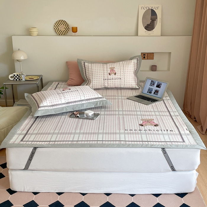 91家纺网 家纺一手货源 找家纺 昔可 2022新款高端大版数码印花冰沐丝养生席 可可熊-粉