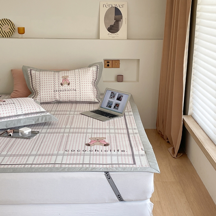 91家纺网 家纺一手货源 找家纺 昔可 2022新款高端大版数码印花冰沐丝养生席 可可熊-粉