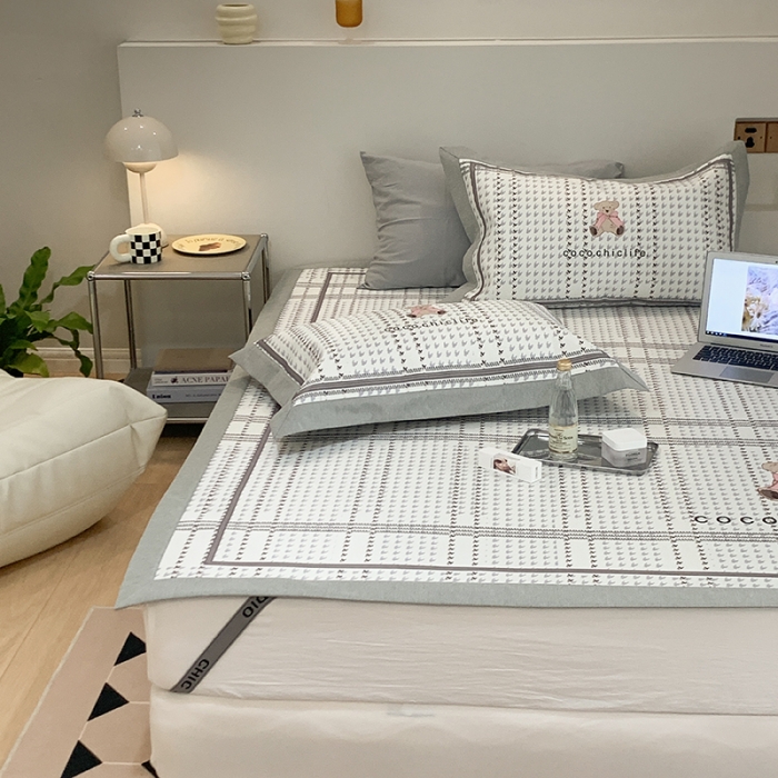 91家纺网 家纺一手货源 找家纺 昔可 2022新款高端大版数码印花冰沐丝养生席 可可熊-蓝