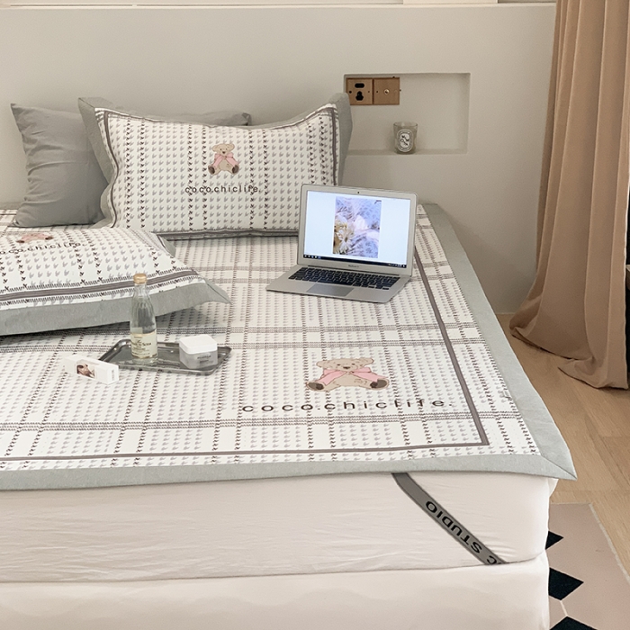 91家纺网 家纺一手货源 找家纺 昔可 2022新款高端大版数码印花冰沐丝养生席 可可熊-蓝