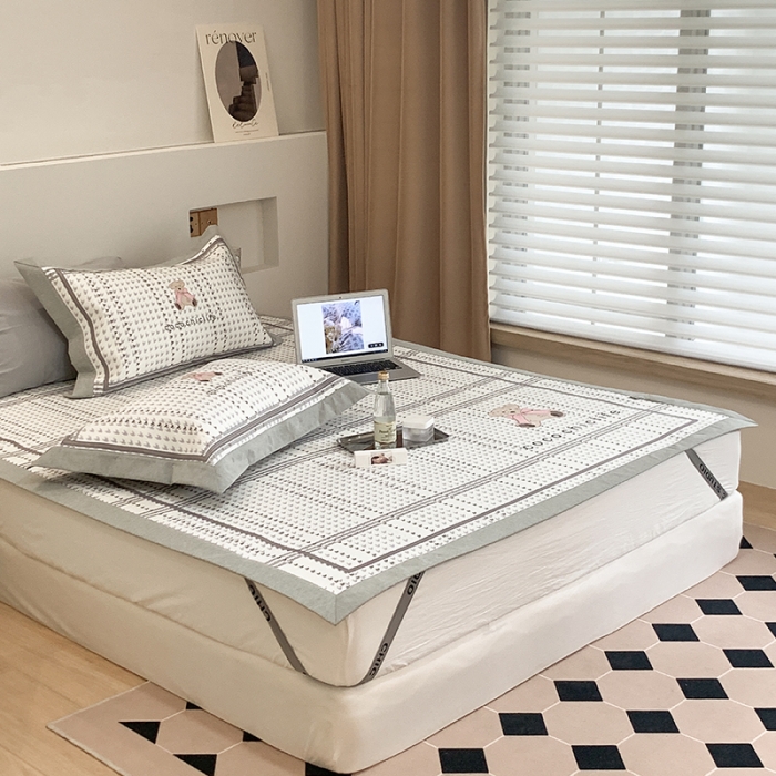 91家纺网 家纺一手货源 找家纺 昔可 2022新款高端大版数码印花冰沐丝养生席 可可熊-蓝