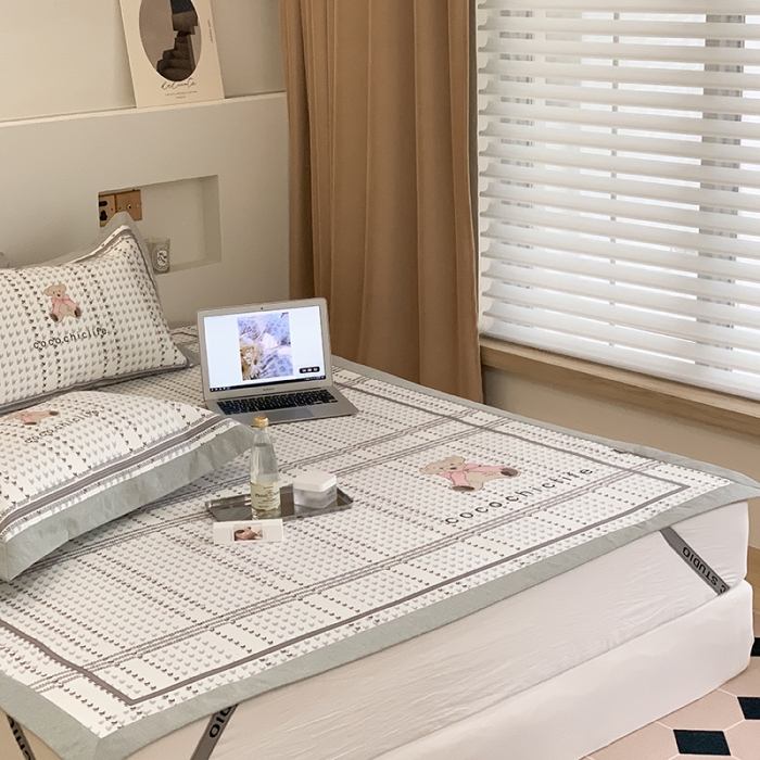 91家纺网 家纺一手货源 找家纺 昔可 2022新款高端大版数码印花冰沐丝养生席 可可熊-蓝