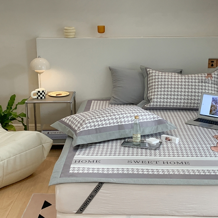 91家纺网 家纺一手货源 找家纺 昔可 2022新款高端大版数码印花冰沐丝养生席 酷酷千鸟纹熊