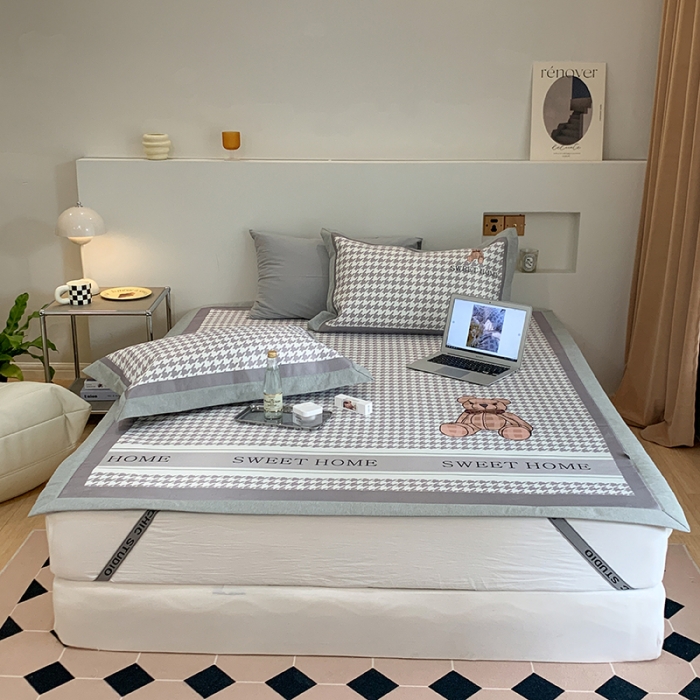 91家纺网 家纺一手货源 找家纺 昔可 2022新款高端大版数码印花冰沐丝养生席 酷酷千鸟纹熊