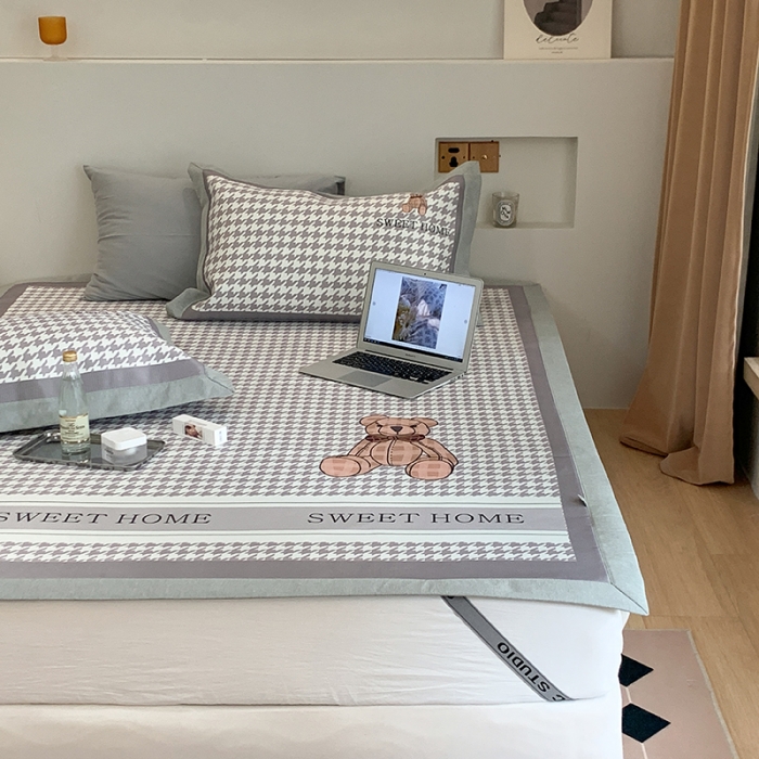 91家纺网 家纺一手货源 找家纺 昔可 2022新款高端大版数码印花冰沐丝养生席 酷酷千鸟纹熊