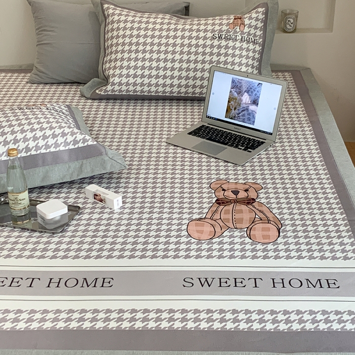 91家纺网 家纺一手货源 找家纺 昔可 2022新款高端大版数码印花冰沐丝养生席 酷酷千鸟纹熊