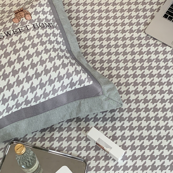 91家纺网 家纺一手货源 找家纺 昔可 2022新款高端大版数码印花冰沐丝养生席 酷酷千鸟纹熊