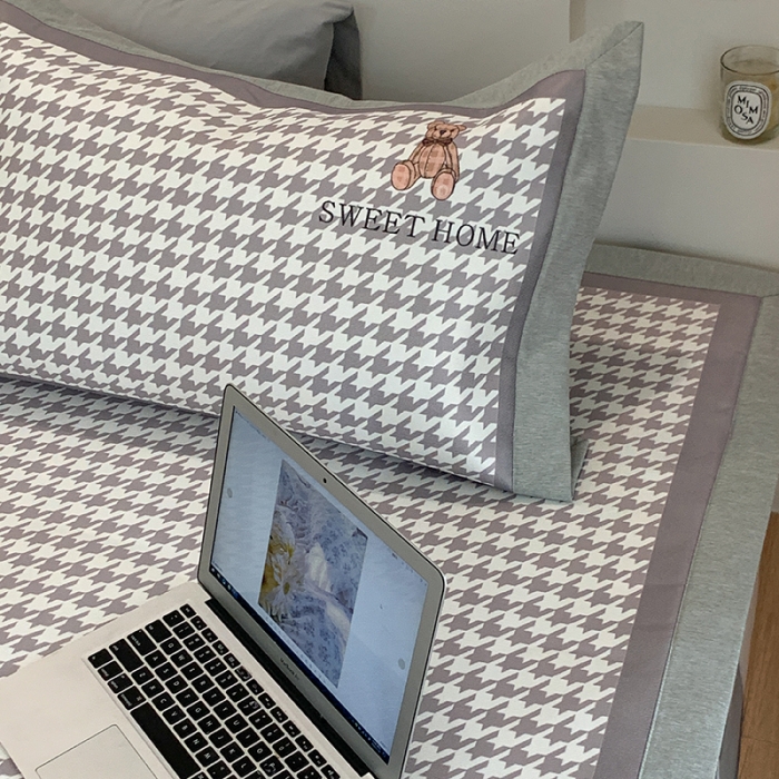 91家纺网 家纺一手货源 找家纺 昔可 2022新款高端大版数码印花冰沐丝养生席 酷酷千鸟纹熊