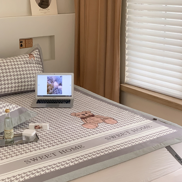 91家纺网 家纺一手货源 找家纺 昔可 2022新款高端大版数码印花冰沐丝养生席 酷酷千鸟纹熊