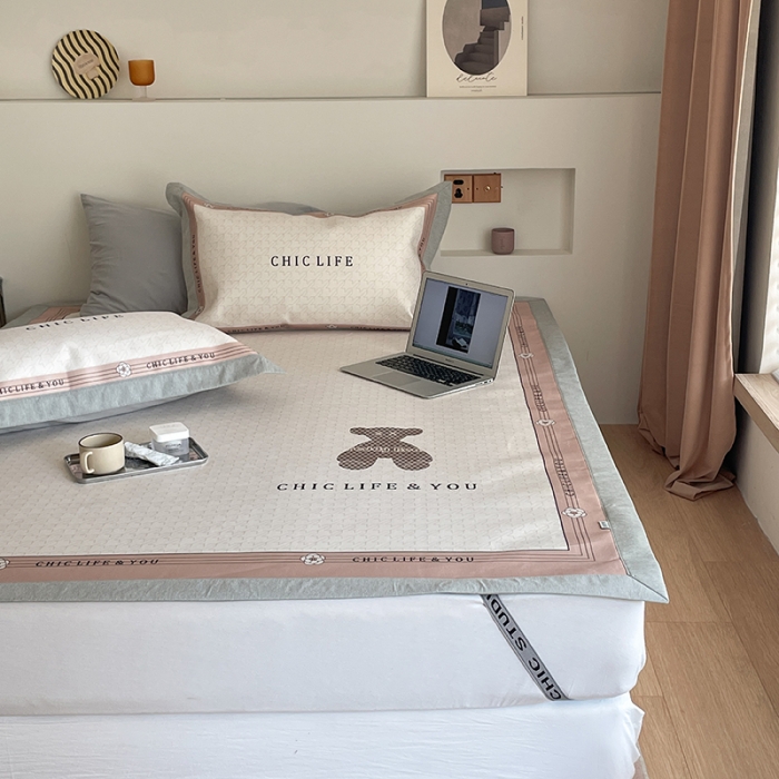 91家纺网 家纺一手货源 找家纺 昔可 2022新款高端大版数码印花冰沐丝养生席 千鸟格纹熊