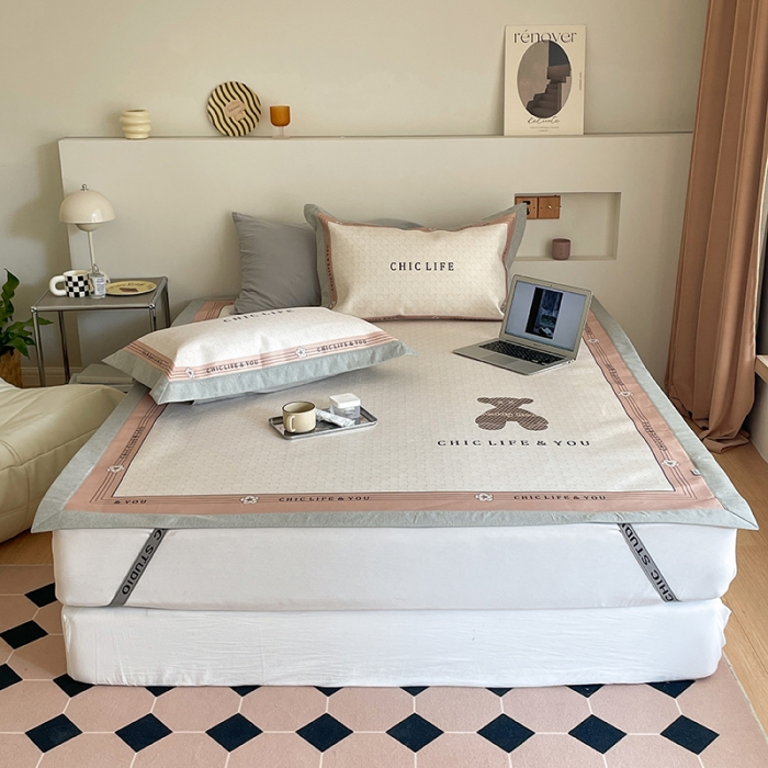 91家纺网 家纺一手货源 找家纺 昔可 2022新款高端大版数码印花冰沐丝养生席 千鸟格纹熊