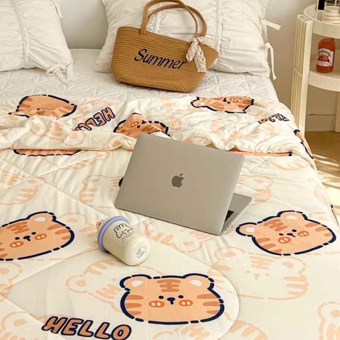 91家纺网 家纺一手货源 找家纺 昔可 2022新款卡通印花牛奶丝针织夏被 hello虎