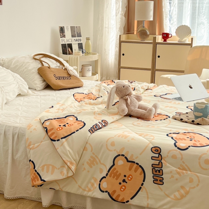 91家纺网 家纺一手货源 找家纺 昔可 2022新款卡通印花牛奶丝针织夏被 hello虎