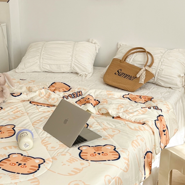 91家纺网 家纺一手货源 找家纺 昔可 2022新款卡通印花牛奶丝针织夏被 hello虎